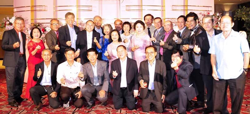 กลุ่มเพื่อนๆ และญาติของฝ่ายชาย จาก จ.ตรัง มากันอบอุ่น