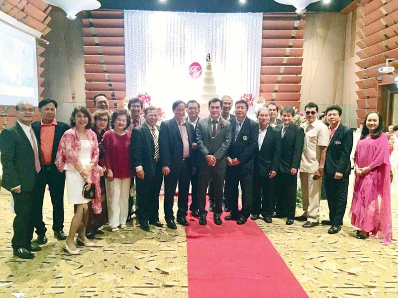 เพื่อนนักฟุตบอลจุฬาฯ-ธรรมศาสตร์ ราชวิถี อาทิ เทพพิทักษ์ จันทร์สุเทพ, ดร.จุฑา ติงศภัทิย์, ดร.สมบัติ อยู่เมือง, อำนาจ เฉลิมชวลิต, รศ.มานะ วงศ์พิพัฒน์