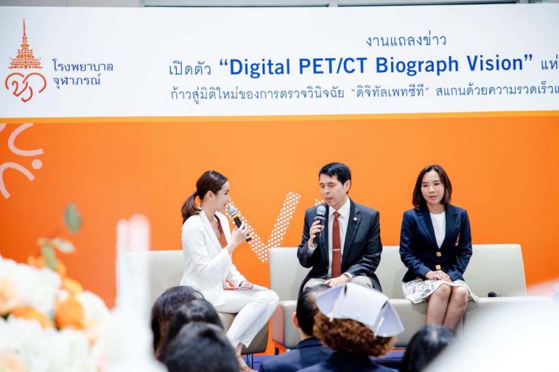 (กลาง) ศ.นพ.นิธิ มหานนท์ และ รศ.พญ.ชนิสา โชติพานิช ให้รายละเอียดของเครื่องดิจิทัลเพทซีที