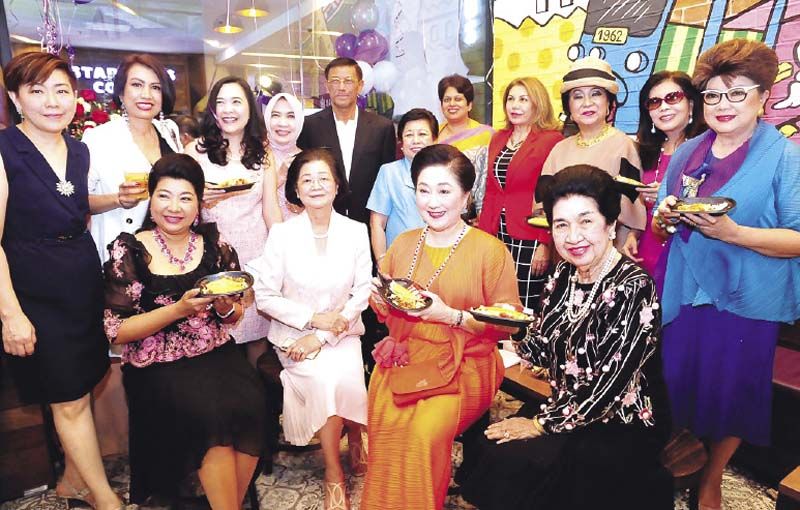 คณะท่านทูต มี อะฮ์มัด รุซดี ออท.อินโดนีเซีย, Mrs.Mary Jo A. Bernado Aragon ออท.ฟิลิปปินส์, Mrs.Kshenuka Dhireni Sene Wiratne ออท.ศรีลังกา, Mrs.Maria del Carmen Martinez Arosemena ออท.ปานามา และคุณหญิงโรส-รัญชา บริบาลบุรีภัณฑ์, ผาณิต พูนศิริวงศ์, ลลิสา 
จงบารมี, ยาจิตร ยุวบูรณ์ ร่วมลิ้มลองความอร่อยจัดจ้านสไตล์เม็กซิกัน