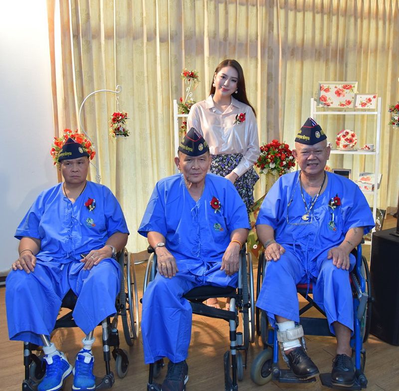 มิว-ลักษณ์นารา เปี้ยทา เชิญชวนซื้อดอกป๊อปปี้เพื่อช่วยเหลือทหารผ่านศึกและครอบครัว 