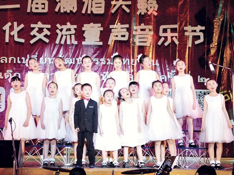 ร้องเพลงประสานเสียงจากเยาวชนจีน