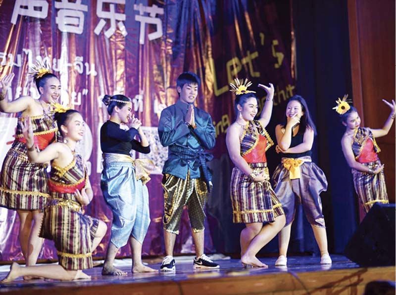 การแสดงพื้นบ้านอีสานผสมกับการเต้นสมัยใหม่