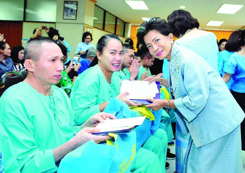 คุณหญิงสุภรณ์ วิจิตรานุช มอบปฏิทินเป็นที่ระลึก

