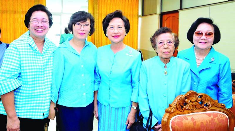 ยุพดี สัตตะรุจาวงษ์, นภาพร อภัยวงศ์, พิยดา ลิ่วเฉลิมวงศ์ และสมาชิกชมรมฯ