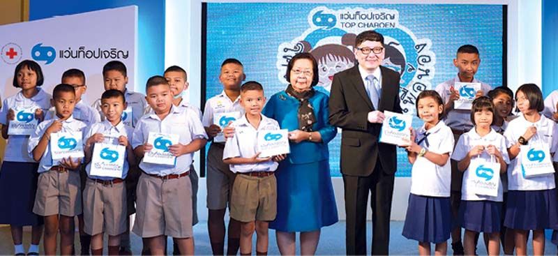 นพศักดิ์ ตรีพรชัยศักดิ์ และ ปริยา อังสุวร พร้อมด้วยเด็กๆ ในโครงการแว่นตาเพื่อน้อง