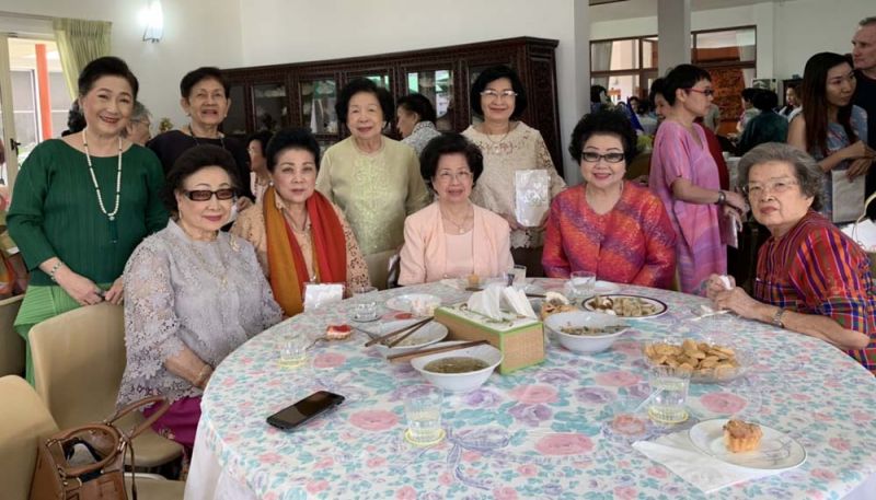 จณา วรรณดิษฐ์ กับภรรยาเพื่อนๆ AC 2494 สมใจ บำรุงตระกูล, คุณหญิงจิตตระการ ทองใหญ่, ปวีณา เพ็ชรตระกูล, ประไพศรี สุทธินรเศรษฐ์, คุณหญิงอัมพร กาญจนวิชัย, ผาณิต พูนศิริวงศ์, พัชรี ศรีกาญจนา และ ราศี นันทิวัชรินทร์