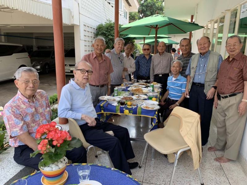 ชนินทร์ วรรณดิษฐ์ กับเพื่อน AC 2494 อาทิ วาริน พูนศิริวงศ์, ม.ร.ว.โอภาศ กาญจนวิชัย, สุภาพ เพ็ชรตระกูล, โกศล สุทธินรเศรษฐ์, นิรันดร์ เกตมณี, สมสุข ศิริธรรม, มโน โสภาคย์, ประจวบ สูยะนันทน์, พจน์ เลียมประภา, ทวีศักดิ์ บำรุงตระกูล, จำลอง ศรีกาญจนา, กำธร ตันติเสรี และ เลอศักดิ์ นันทิวัชรินทร์