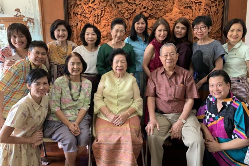 ชนินทร์-จณา วรรณดิษฐ์ ร่วมถ่ายภาพกับลูกสาว วรพร ณ พัทลุง และ เพื่อนมาแตร์เดอีวิทยาลัย ที่มาร่วมอวยพรกันอย่างอบอุ่น