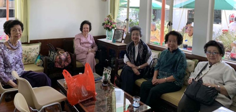 บรรยากาศสุขสันต์ จณา วรรณดิษฐ์ กับเพื่อนมาแตร์เดอีวิทยาลัย รุ่น 26