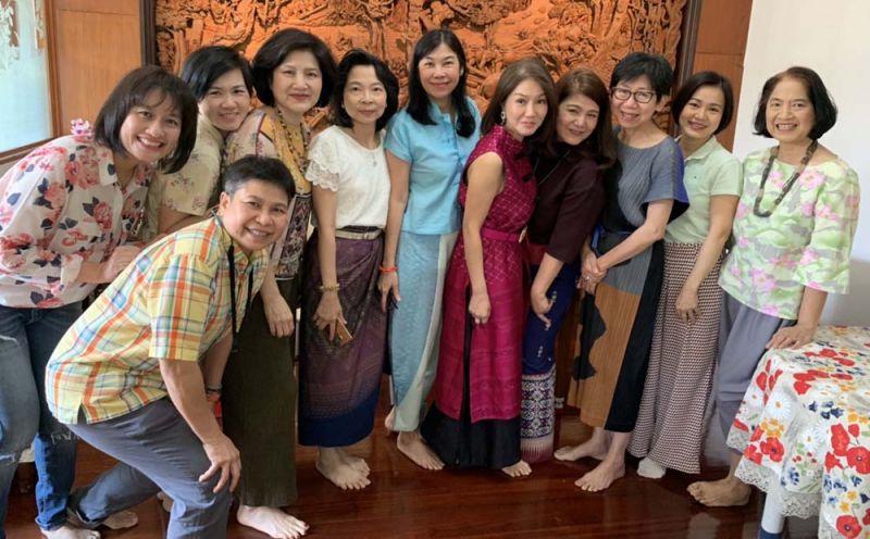 เพื่อนๆ ลูกสาว มาร่วมแสดงความยินดีในวันครบรอบแต่งงาน 57 ปี