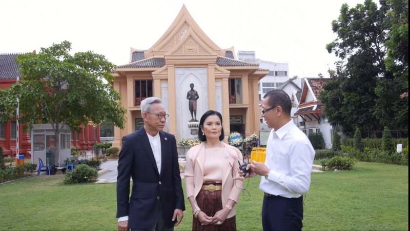 พิธีกรดำเนินรายการ ดร.เฉลิมชัย ยอดมาลัย พร้อมแขกรับเชิญ ยศ เอื้อชูเกียรติ และ ดร.นฎาประไพ สุจริตกุล