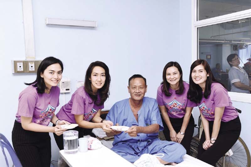 มอบเค้กสวัสดีปีใหม่และขอเป็นกำลังใจให้พี่ๆที่โรงพยาบาลทหารผ่านศึก