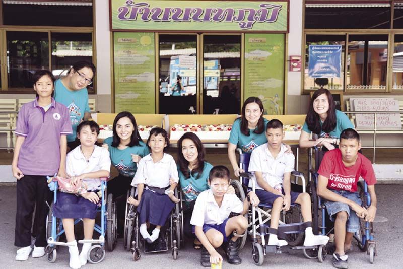 แบ่งปันความสุขด้วยเค้กก้อนโตแก่น้องๆ บ้านนนทภูมิ