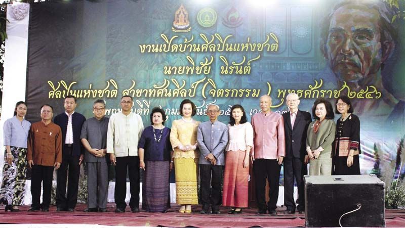 คุณหญิงปัทมา ลีสวัสดิ์ตระกูล ประธาน กก.กองทุนส่งเสริมงานวัฒนธรรม พร้อมด้วย ฉวีรัตน์ เกษตรสุนทร ผู้ช่วยรัฐมนตรีประจำกระทรวงวัฒนธรรม, ปรารพ เหล่าวานิช เลขานุการรัฐมนตรีว่าการกระทรวงวัฒนธรรม, วิรุฬ พรรณเทวี รองผู้ว่าฯ จ.เชียงใหม่, สืบพงษ์ นิ่มพูลสวัสดิ์
นายอำเภอแม่แตง, ติรวัฒน์ สุจริตกุล ประธานสภาวัฒนธรรม จ.เชียงใหม่, พิมพ์รวี วัฒนวรางกูร ที่ปรึกษากรมส่งเสริมวัฒนธรรม, เสน่ห์ สายเย็นใจ
วัฒนธรรม จ.เชียงใหม่, ดร. ประวิตร นิลสุวรรณากุล, นุชนาถ วสุรัตน์ และ พนิดา ไพศาลยกิจ ถ่ายภาพเป็นที่ระลึกกับ พิชัย นิรันต์ ศิลปินแห่งชาติ

โชว์การแสดงพื้นบ้านภาคเหนือและการตีกลองสะบัดชัย ต้อนรับผู้มาร่วมงาน