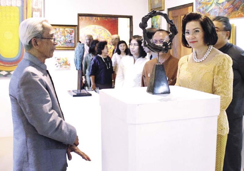 คุณหญิงปัทมา ลีสวัสดิ์ตระกูล ชมนิทรรศการและผลงานของ พิชัย นิรันต์


