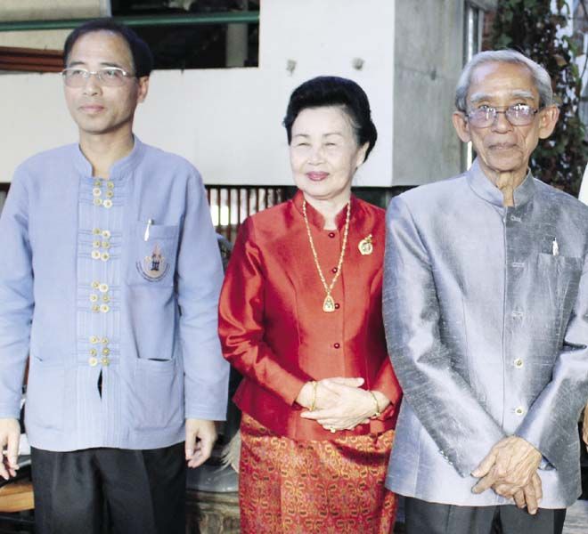 ณรงค์ เหล็กสมบูรณ์ ผอ.กลุ่มส่งเสริมศาสนา ศิลปะและวัฒนธรรม และ บัวเรียว รัตนมณีภรณ์ ศิลปินแห่งชาติสาขาศิลปะการแสดง ร่วมยินดี