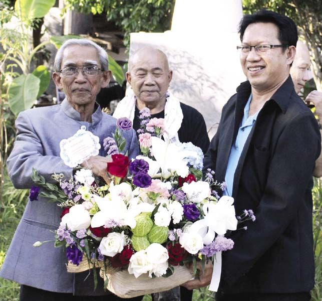 จ่าสิบตำรวจสฤษดิ์ ชื่นจิตต์ นายกเทศมนตรี ต.สันมหาพน มอบดอกไม้ยินดี