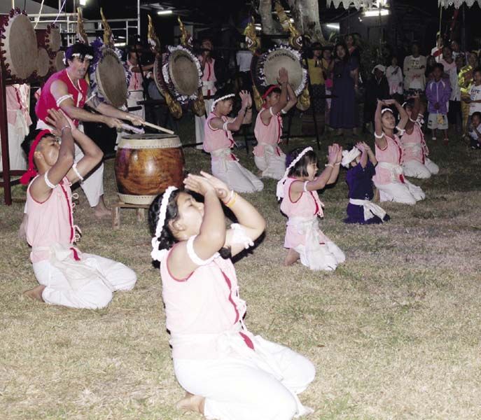โชว์การแสดงพื้นบ้านภาคเหนือและการตีกลองสะบัดชัย ต้อนรับผู้มาร่วมงาน