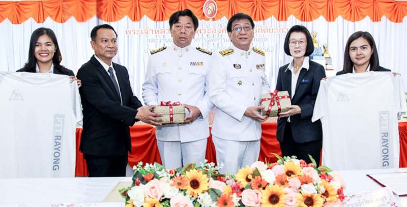 มอบชุดกีฬาสำหรับวันงานพิธีเปิดการแข่งขัน