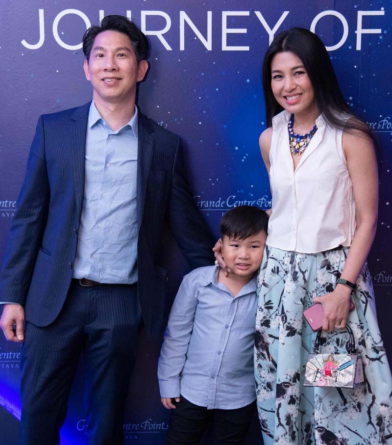 วิทยา สืนทราพรรณทร,รพีพร วงศ์ทองคำ และน้องเอเต้-ด.ช.พณรพีร์ สินทราพรรณทร

ม.ล.อธิฉัตร ฉัตรชัย

