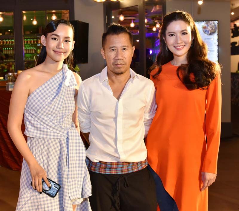 ยุทธเลิศ สิปปภาค กับสองสาว คิดตี้-ชิชา อมาตยกุล และ แอฟ-ทักษอร ภักดิ์สุขเจริญ

