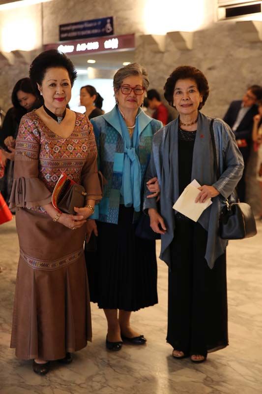 (ซ้าย) ท่านผู้หญิงภรณี มหานนท์, นิเศศโสม พุ่มหิรัญ และ ดร.สิริลักษณา คอมันตร์