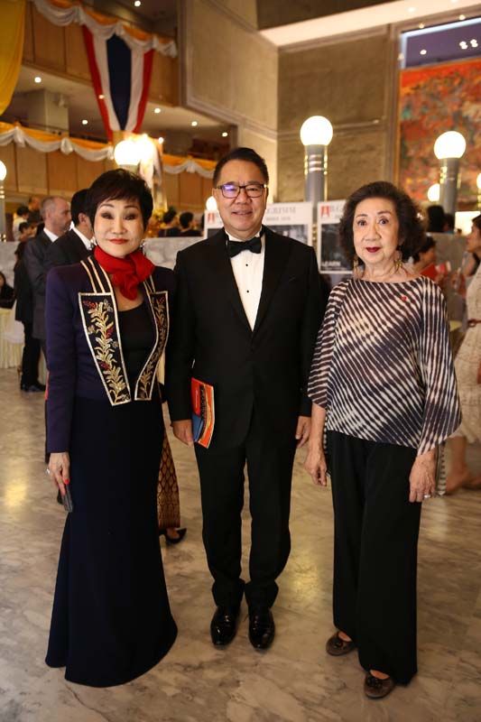 (ซ้าย) คุณหญิงชดช้อย โสภณพนิช, สมพันธ์ จารุมิลินท และ จารุรัช ตันตราภรณ์