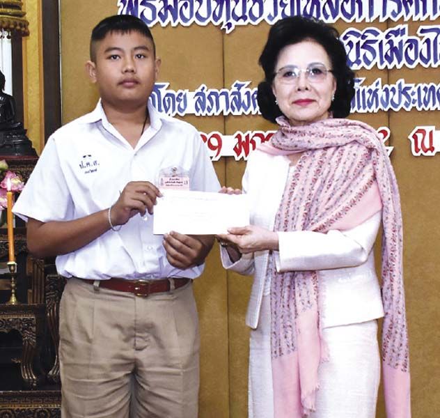 ผู้ใหญ่ใจดี ร่วมกันมอบทุนการศึกษาให้กับน้องๆ ทั้งโรงเรียนในกรุงเทพฯ และปริมณฑล ตั้งแต่ระดับชั้นอนุบาล จนถึงระดับปริญญาตรี