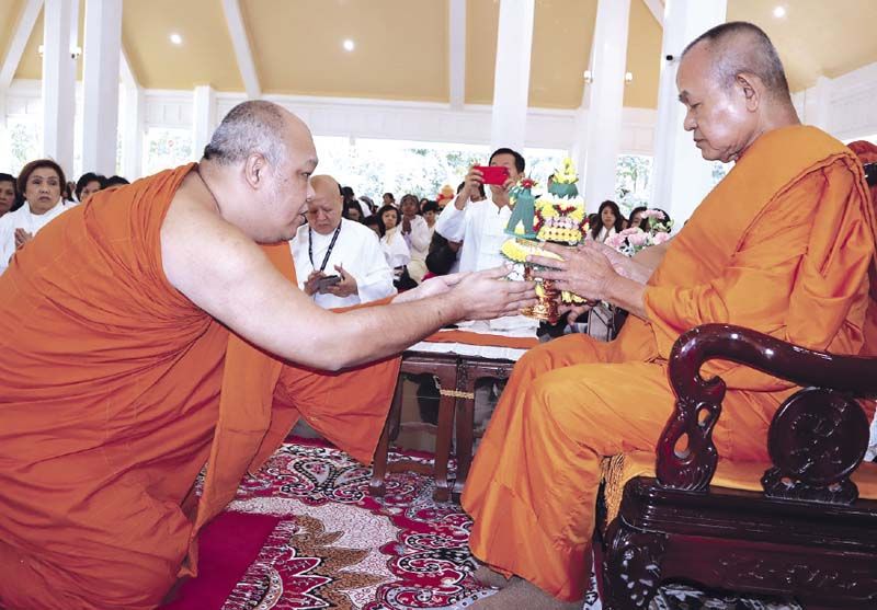พระพรหมวิสุทธาจารย์ (มนตรี คณิสฺสโร) เป็นประธานฝ่ายสงฆ์ รับถวายเครื่องสักการะจาก ดร.พระมหาชาญยุทธ อุตฺตมยุทฺโธ เจ้าอาวาสวัดเนรัญชราวาส