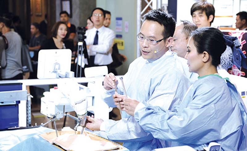 แขนกลหุ่นยนต์กำหนดพิกัดช่วยศัลยแพทย์ผ่าตัด