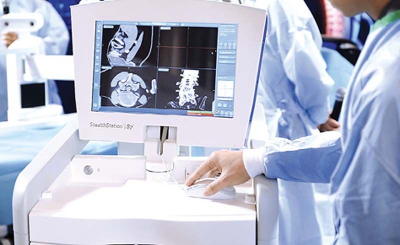 แขนกลหุ่นยนต์กำหนดพิกัดช่วยศัลยแพทย์ผ่าตัด