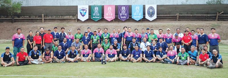 ผู้เข้าแข่งขันร่วมถ่ายภาพหมู่