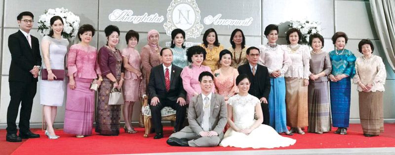 วัฒนา-ดร.ฉวิวรรณ ปูรานิธี และเพื่อนๆ กลุ่มซอนต้า 8 ร่วมแสดงความยินดีในวันมงคล