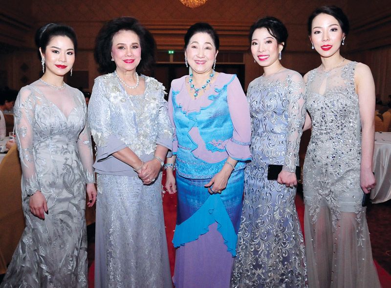 5 สาวเลิศหรูในชุดราตรีสวยงาม ณิชุบล แก้วกำเนิด, อุไร คุณานันทกุล, ผาณิต พูนศิริวงศ์, ธารารัฏฐ์ ตันตยาคม และ ลลิล เลิศศิริอำนวยพร