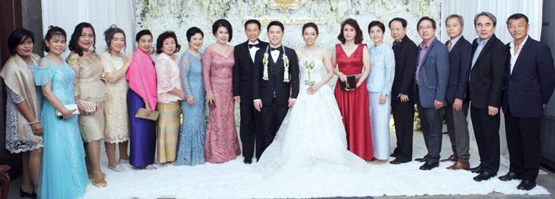 คับคั่งไปด้วยแขกผู้มีเกียรติมาร่วมเป็นสักขีพยานและมาร่วมอวยพรกับบ่าว-สาว 