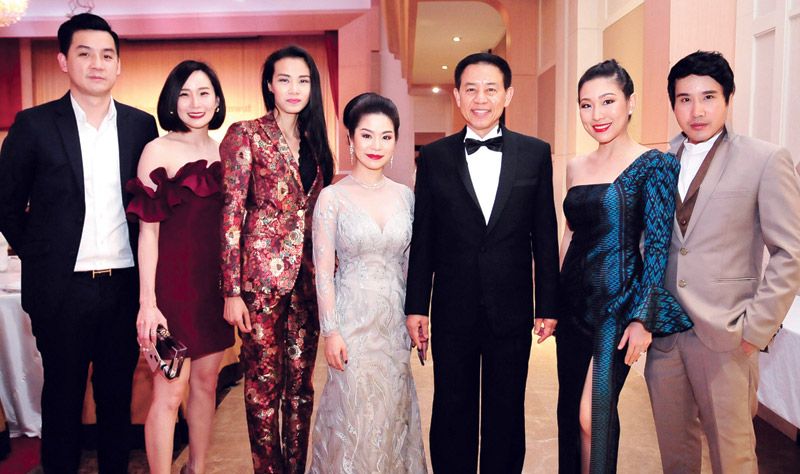  ณิชุบล-พล.ท.สรรเสริญ แก้วกำเนิด กับ ฐิติพงศ์ เลิศศิริอมร, สุจารินี ฟ้าอำนวยผล, กฤตญา โมลีโรจน์ธนกูล, ดร.ภิญญาพัชญ์ รัตน์พริษฐ์ และ รัฐธีร์ ศิริถาวรสันติ์ 