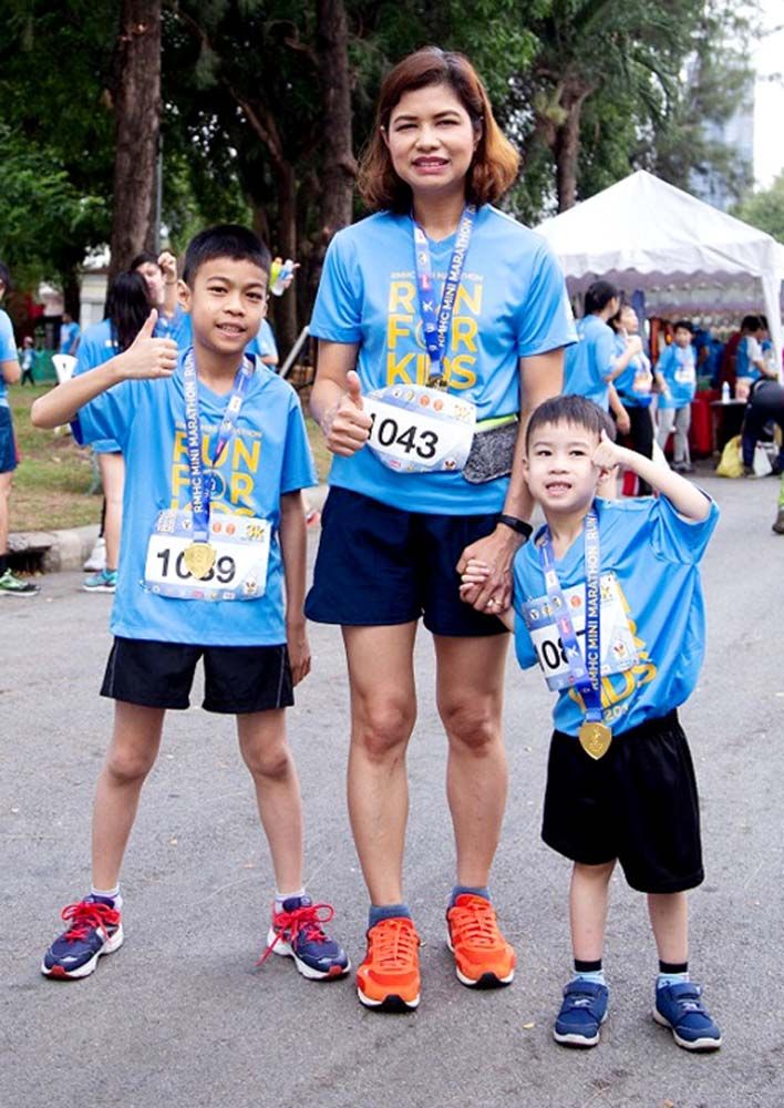 ครอบครัวแพทย์หลักฟ้า- คุณแม่บุปผารัตน์ พาน้องตุลย์-ด.ช.ฐณัฐ และน้องเต็ม-ด.ช.ตระการ แพทย์หลักฟ้า