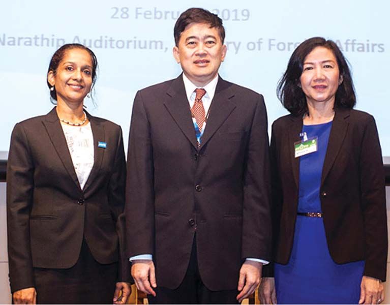 (ซ้าย) บีนา กุลติพารามบิล, อรรถยุทธ์ ศรีสมุทร และ พญ.พรรณพิมล วิปุลากร