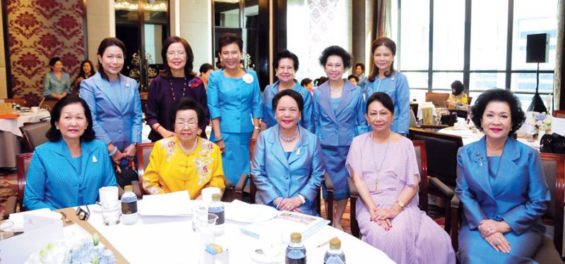 สุพัฒนา อาทรไผท, ขจิตพรรณ ไทยเพ็ชร, ท่านผู้หญิงวิวรรณ วรวรรณ เศรษฐบุตร, ผ่องลักษณ์
ประศาสน์วินิจฉัย, เนาวรัตน์ ธรรมสโรช, ชวาลี โอสถานุเคราะห์, เนาวรัชต์ ธรรมสโรช, 
ประจิตรา เธียรประสิทธิ์, พวงทอง สัจจาภินันท์ และ พิมพ์นารา ทองประไพศรี