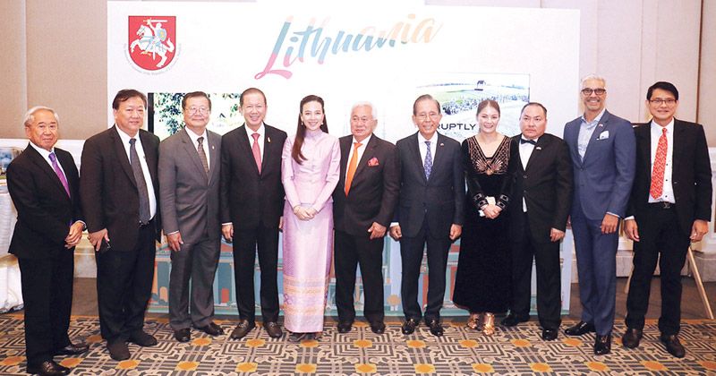 นวลพรรณ ล่ำซำ และแขกผู้มีเกียรติ ร่วมฉลอง สนั่น อังอุบลกุล กงสุลกิตติมศักดิ์สาธารณรัฐมัลดีฟส์ประจำประเทศไทย,
ดร.ชิงชัย หาญเจนลักษณ์, สมบัติ เลาหพงศ์ชนะ กงสุลกิตติมศักดิ์สาธารณรัฐบัลแกเรียประจำประเทศไทย และกงสุลกิตติมศักดิ์