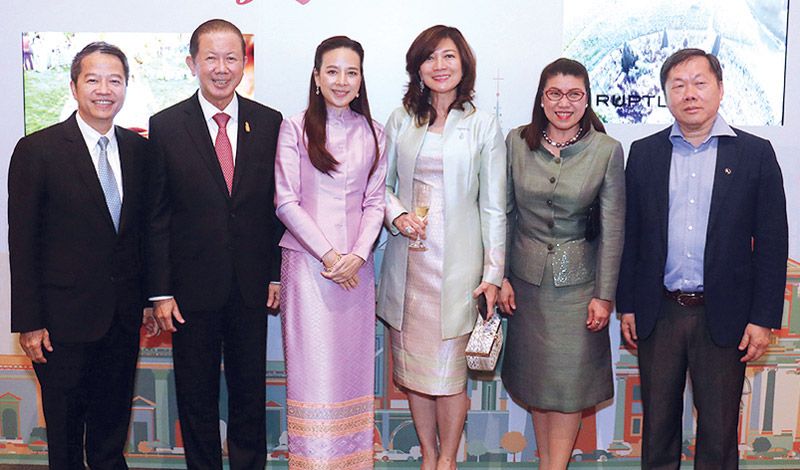 นวลพรรณ ล่ำซำ ต้อนรับ บุณยฤทธิ์ กัลยาณมิตร ปลัดกระทรวงพาณิชย์, สนั่น
อังอุบลกุล, สุนีย์ ศรไชยธนะสุข, สุทธิภัค จิราธิวัฒน์ และแขกผู้มีเกียรติ