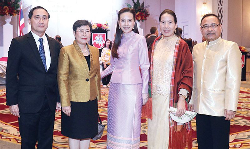 รศ.ดร.พินิติ รตะนานุกูล, อัจฉรินทร์ พัฒนพันธ์ชัย, นวลพรรณ ล่ำซำ และ มรกต ยิบอินซอย