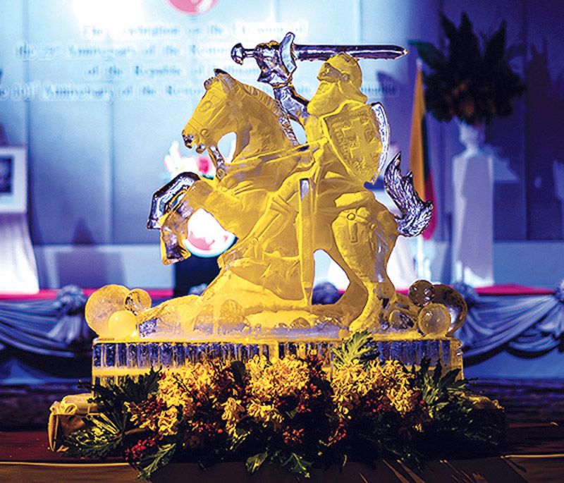 น้ำแข็งแกะสลักโลโก้ลิทัวเนีย 