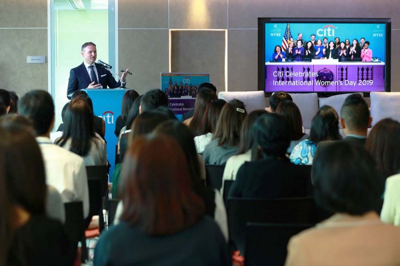 มร.ทีบอร์ พานดิ กรรมการผู้จัดการใหญ่ ธนาคารซิตี้แบงก์ ประเทศไทย ร่วมเปิดงาน