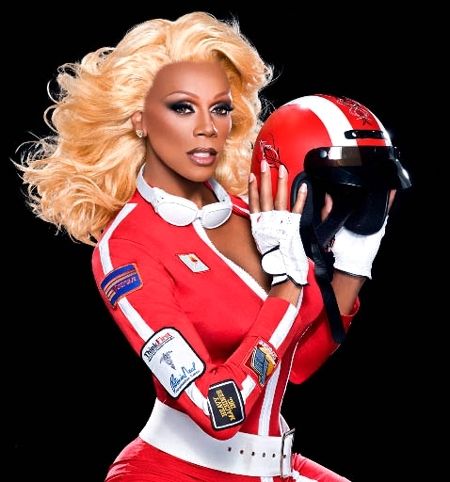 RuPaul  ผู้ทรงอิทธิพลในวงการแดรกอันดับหนึ่งของโลกในปัจจุบันคงจะเป็นใครอื่นไม่ได้ถ้าไม่ใช่ขุ่นแม่รูพอลคนนี้ แดรกควีนผู้ปลุกกระแสและสร้างแรงบันดาลใจให้วงการแดรกจนเป็นที่รู้จักและยอมรับอย่างกว้างขวางจากหลากหลายบทบาท โดยเฉพาะการเป็นผู้ผลิต กรรมการ และพิธีกรหลักแห่งรายการ RuPaul\'s Drag Race จนมาถึงซีซั่นที่ 10 ในปัจจุบัน เรียกว่าโด่งดังไปทั่วโลกทั้งในแง่ความสนุก และคุณภาพคับจอ การันตีด้วยรางวัลพิธีกรรายการเรียลลิตี้ยอดเยี่ยมจากเวที Primetime Emmy Awards ถึง 3 ปีซ้อน (2016, 2017, 2018), หนึ่งใน 100 บุคคลที่ทรงอิทธิพลที่สุดในโลก โดยนิตยสาร Time ปี 2017 และมีชื่อจารึกบน Hollywood Walk Of Fame อีกด้วย


