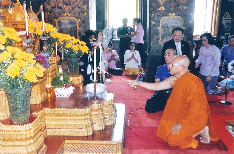 พระเทพสังวรญาณ ประธานในพิธีฝ่ายสงฆ์และพระอุปัชฌาย์ จุดธูปเทียนบูชาพระพุทธชินสีห์
พระประธาน เพื่อเริ่มพิธีบรรพชาสามเณรทั้ง 65 รูป