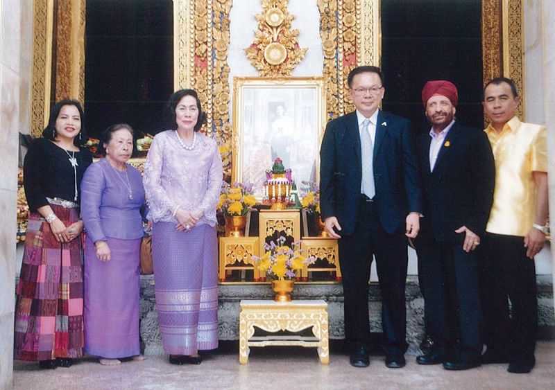 สิทธิศักดิ์ วนะชกิจ อธิบดีผู้พิพากษาศาลเยาวชนและครอบครัวกลาง, ดร.ศุลีมาศ สุทธิสัมพัทน์ ประธานโครงการฯ, เภสัชกรหญิงอาภรณ์ สายเชื้อ ผอ.รพ.ตุลาการเฉลิมพระเกียรติฯ, บุญเลิศ แก้วจันทร์ ผอ.ศูนย์ฝึกและอบรมเด็กและเยาวชนสิรินธร, ศักดา สัจจะมิตร ประธานชมรมสันติสุขไทย-อินเดีย แขกผู้มีเกียรติและผู้ปกครอง พร้อมกัน ณ วัดบวรนิเวศวรวิหาร