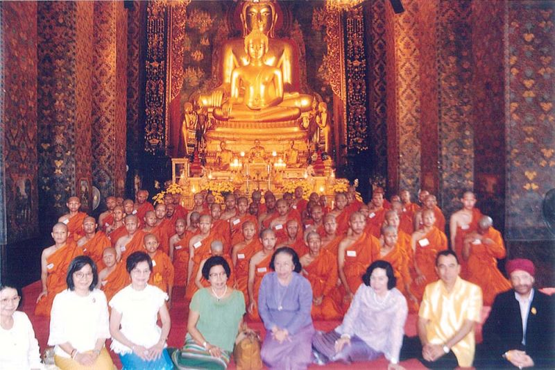 หลังเสร็จพิธีบรรพชา ดร.ศุลีมาศ สุทธิสัมพัทน์, คณะกรรมการและแขกผู้มีเกียรติถ่ายภาพร่วมกับสามเณรทั้ง 65 รูป ภายในพระอุโบสถด้วยความปลาบปลื้มปีติยินดี ตามด้วยคณะผู้ปกครอง
ได้ร่วมถ่ายรูปกับสามเณรที่เป็นลูกหลานด้วยเช่นกัน