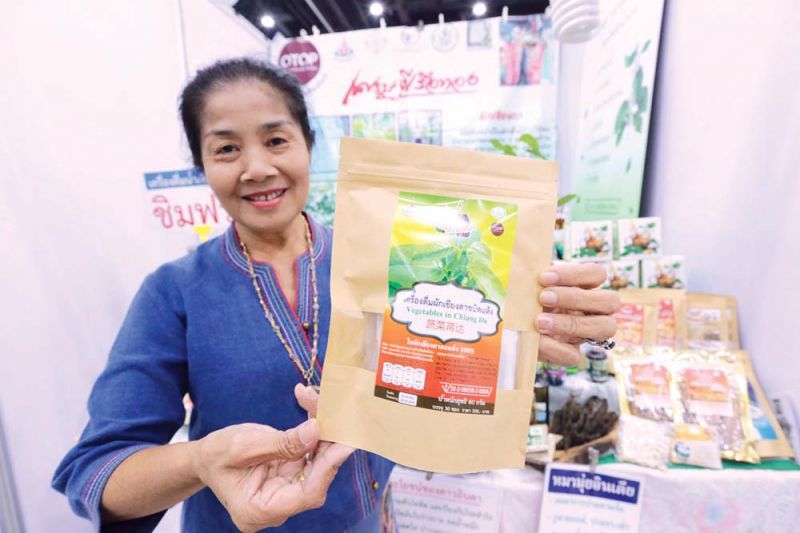 รัชดาวัลย์ กันทามูล (ป้าคิด) ประธานกลุ่มวิสาหกิจชุมชนเศรษฐีเรือทอง ตำบลสลวงนอก อำเภอแม่ริม จังหวัดเชียงใหม่ ได้นำสินค้าที่กลุ่มผลิตขึ้น ไม่ว่าจะเป็น ชาดาวอินคา ชาผักเชียงดา ที่เป็นชาสมุนไพรเพื่อสุขภาพ มาวางจำหน่ายบน “ร้านฟาร์มสุข” หลังจากได้รู้จักตลาดออนไลน์แห่งนี้ผ่านการแนะนำของทีมงาน “ร้านฟาร์มสุข” ที่มาเปิดบูธภายในงานที่กรุงเทพมหานคร ซึ่งป้าคิดก็รู้สึกประหลาดใจเป็นอย่างมาก เนื่องจากทีมงานจัดการให้ทุกกระบวนการขาย ตั้งแต่ถ่ายภาพ ไปจนถึงจัดส่งสินค้า เรียกง่ายๆ ว่า เพียงแค่จัดทำสินค้าเพื่อจำหน่ายเพียงอย่างเดียว